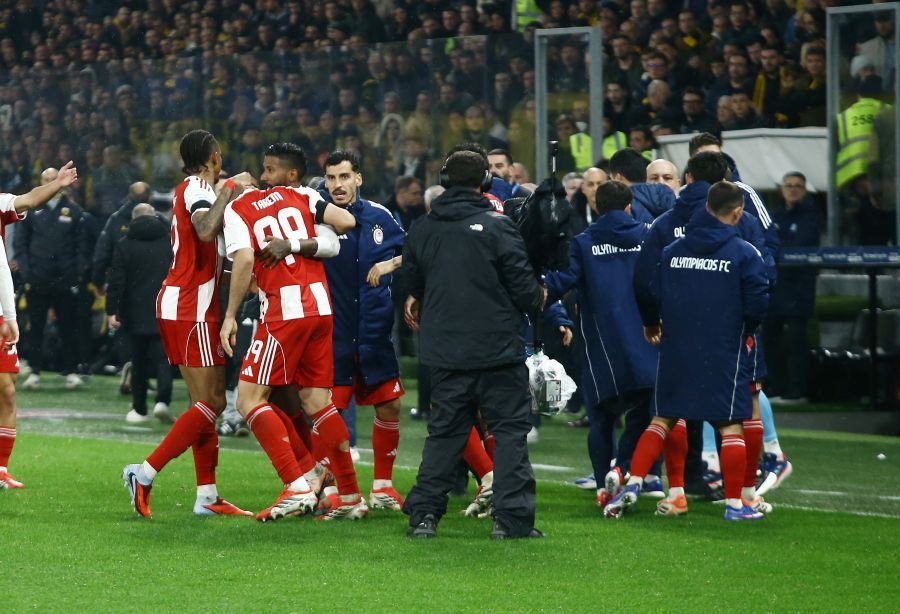 Την Πέμπτη (12/2) η απολογία Ποντένσε για το περιστατικό με την ομπρέλα στην εξέδρα της ΑΕΚ