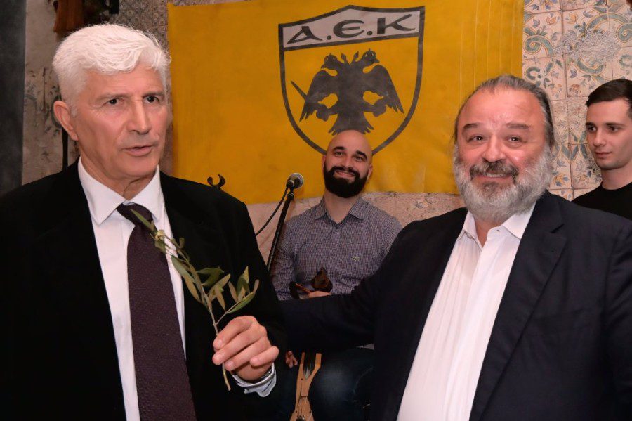 Ηλιόπουλος και Μανωλάς τραγούδησαν το «Της Δικαιοσύνης Ήλιε Νοητέ» στη γιορτή των παλαιμάχων της ΑΕΚ (VIDEO)