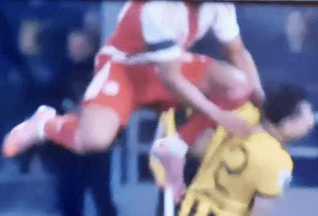 Διαιτητική παρωδία στη Νέα Φιλαδέλφεια από Μάκελι – H γονατιά στον Ρότα που έγινε… πλάγιο άουτ! (ΦΩΤΟ)
