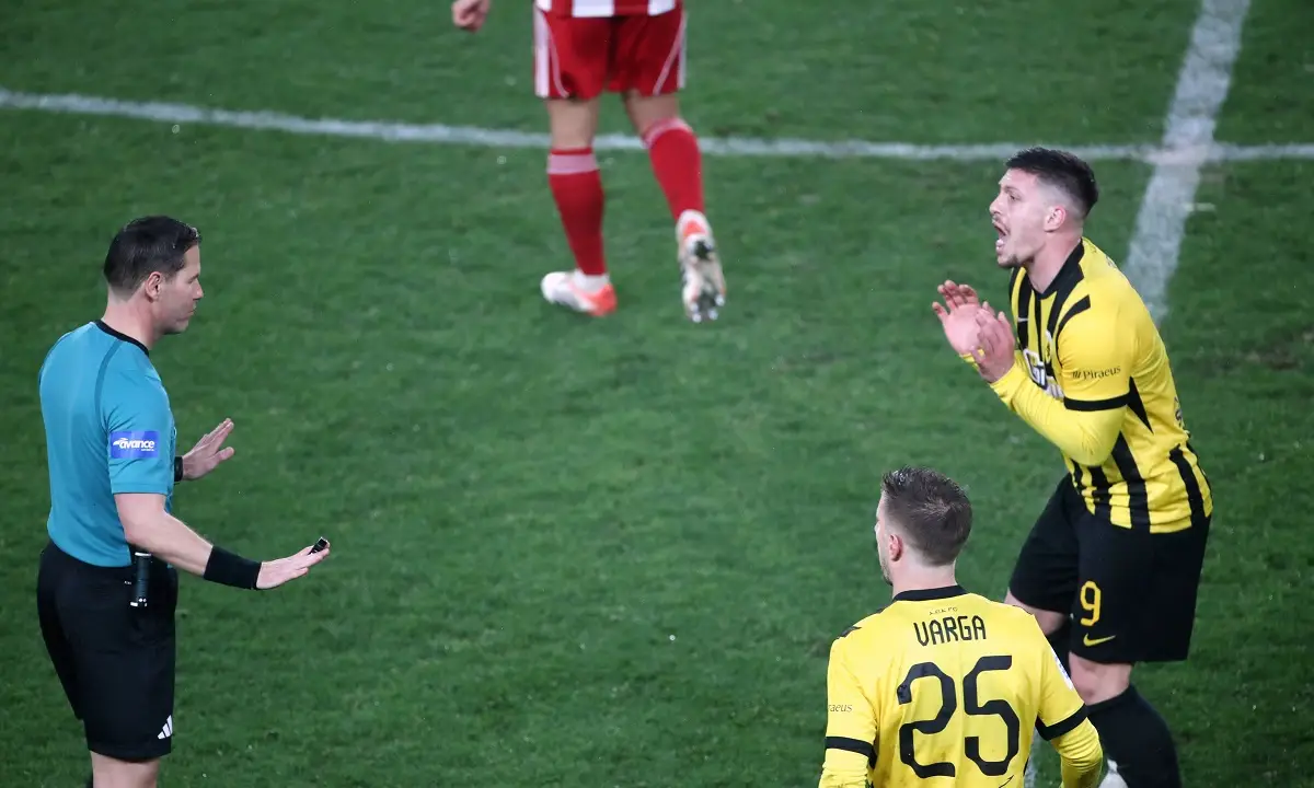 Κίτρινες κάρτες στη Super League: Τι ισχύει μέχρι τα playoffs και τι πρέπει να προσέξει η ΑΕΚ