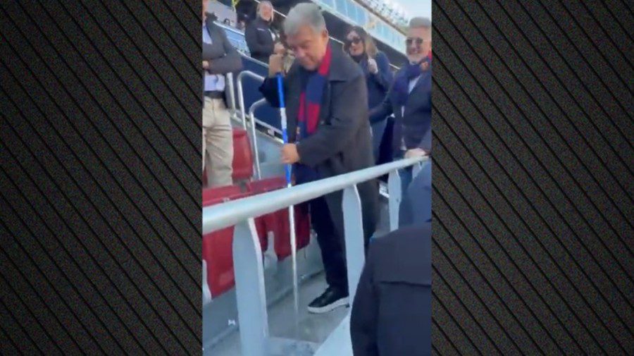 Viral ο Ζοάν Λαπόρτα: Σκούπιζε τις εξέδρες στο Καμπ Νόου πριν το Μπαρτσελόνα – Μαγιόρκα (vid)