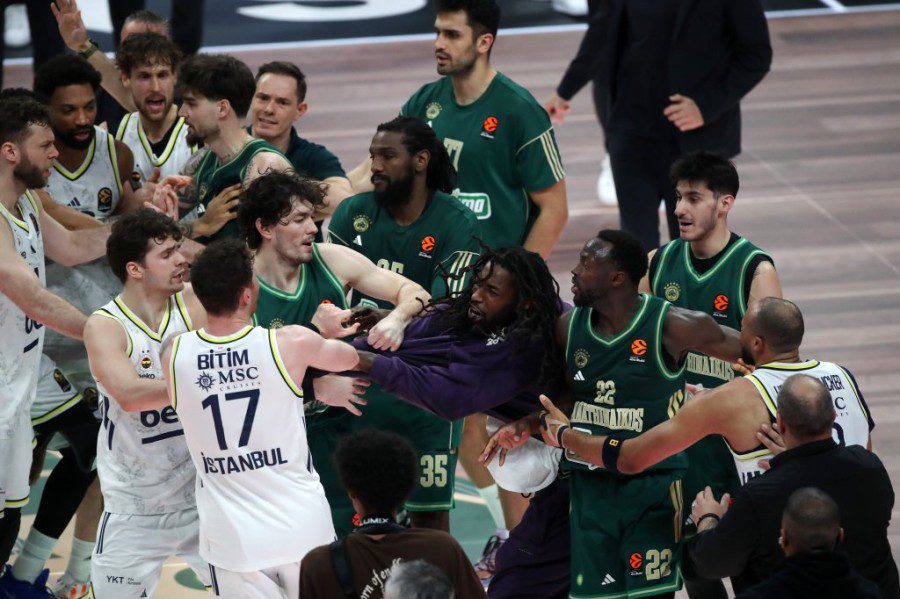 Παναθηναϊκός – Φενέρμπαχτσε: Γενικευμένη σύρραξη με Μπόλγντουιν-Λεσόρ μετά το τέλος του αγώνα (vid)