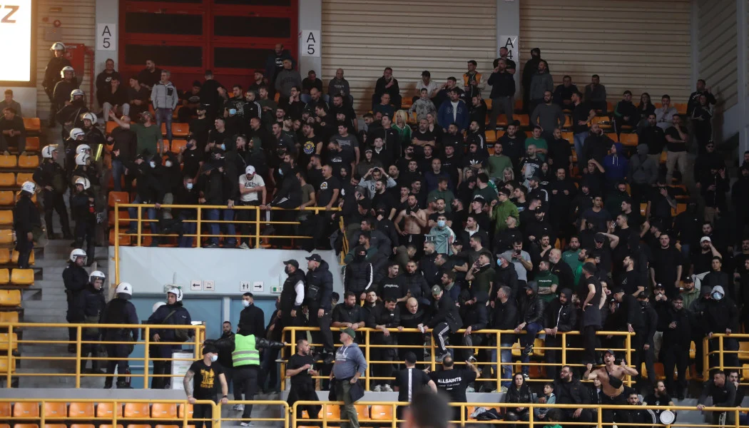 Κύπελλο Ελλάδας: Στο ίδιο πέταλο οι φίλαθλοι Ολυμπιακού και Παναθηναϊκού – Ένταση πριν την έναρξη του αγώνα