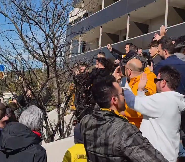 ΑΕΚ: Αποθεώθηκε από τον κόσμο της πριν την αναχώρηση από το ξενοδοχείο (vid)