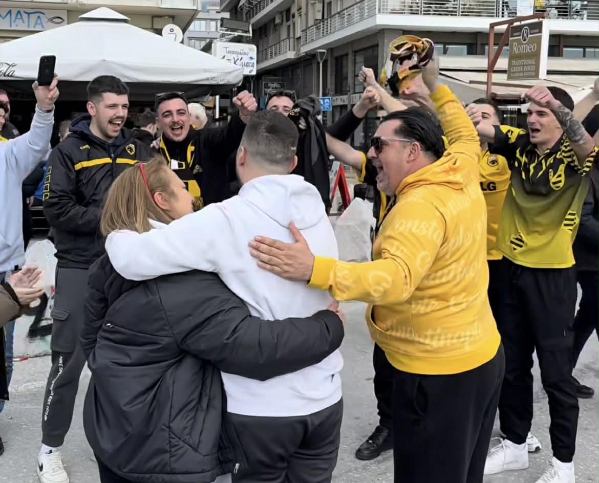 Συγκλονιστική στιγμή στον Βόλο: Φίλοι της ΑΕΚ σηκώσανε συνοπαδό τους από το αναπηρικό αμαξίδιο και τραγουδούσαν όλοι μαζί συνθήματα! (VIDEO)