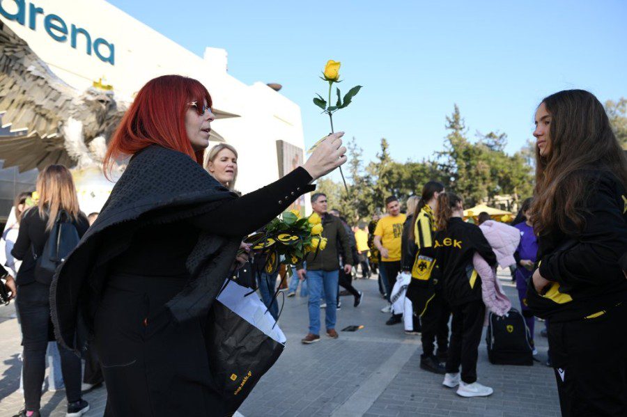 Υπέροχη πρωτοβουλία της ΠΑΕ ΑΕΚ: Μοίρασε κίτρινα τριαντάφυλλά στις γυναίκες που γιορτάζουν! (VIDEO)