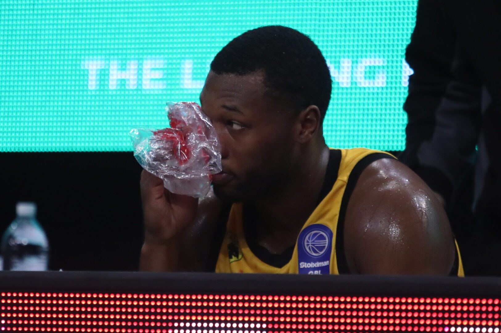 ΑΕΚ: Χτύπημα στο πρόσωπο για τον Ραϊκουάν Γκρέι, επέστρεψε στο ματς με τον Προμηθέα (vid)