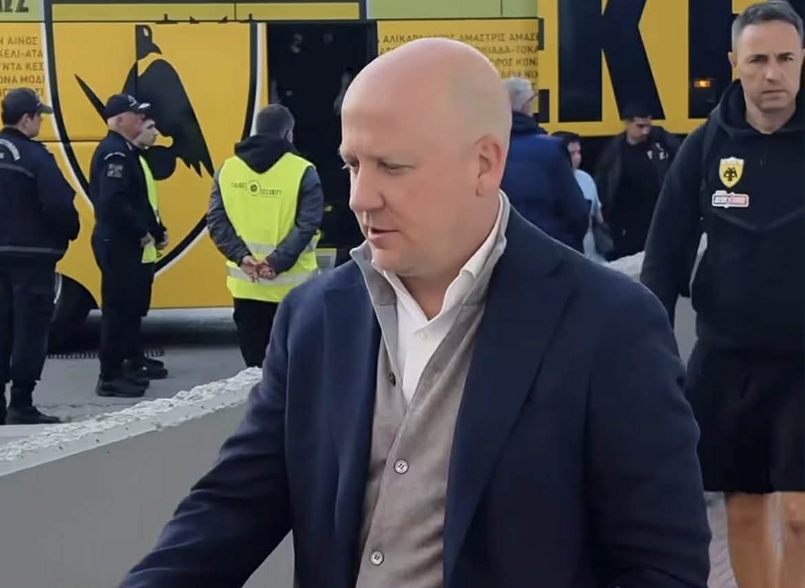 Έφτασε στο Περιστέρι η ΑΕΚ – Δείτε πλάνα από την άφιξη της ομάδας (VIDEO)