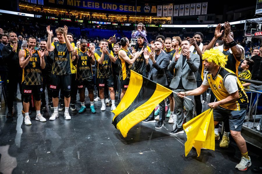 Πανηγύρισε με τον κόσμο της την πρώτη θέση η ΑΕΚάρα!