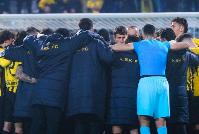 AEK: Η ομαδική αγκαλιά μετά το παιχνίδι στον Βόλο (vid)
