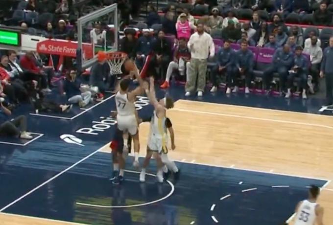 NBA: Ομέρ Γιούρτσεβεν και το απίθανο αυτοκαλάθι των Γκόλντεν Στέιτ Ουόριορς (vid)