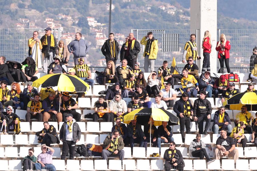 Εντυπωσιακή ατμόσφαιρα από τους οπαδούς της ΑΕΚ στον Βόλο (VIDEO)