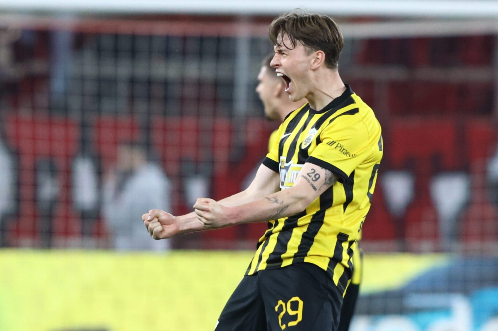 Δείτε την στιγμή που ακυρώνεται το γκολ από τον Στίλερ μέσα από την εξέδρα!  (vid)