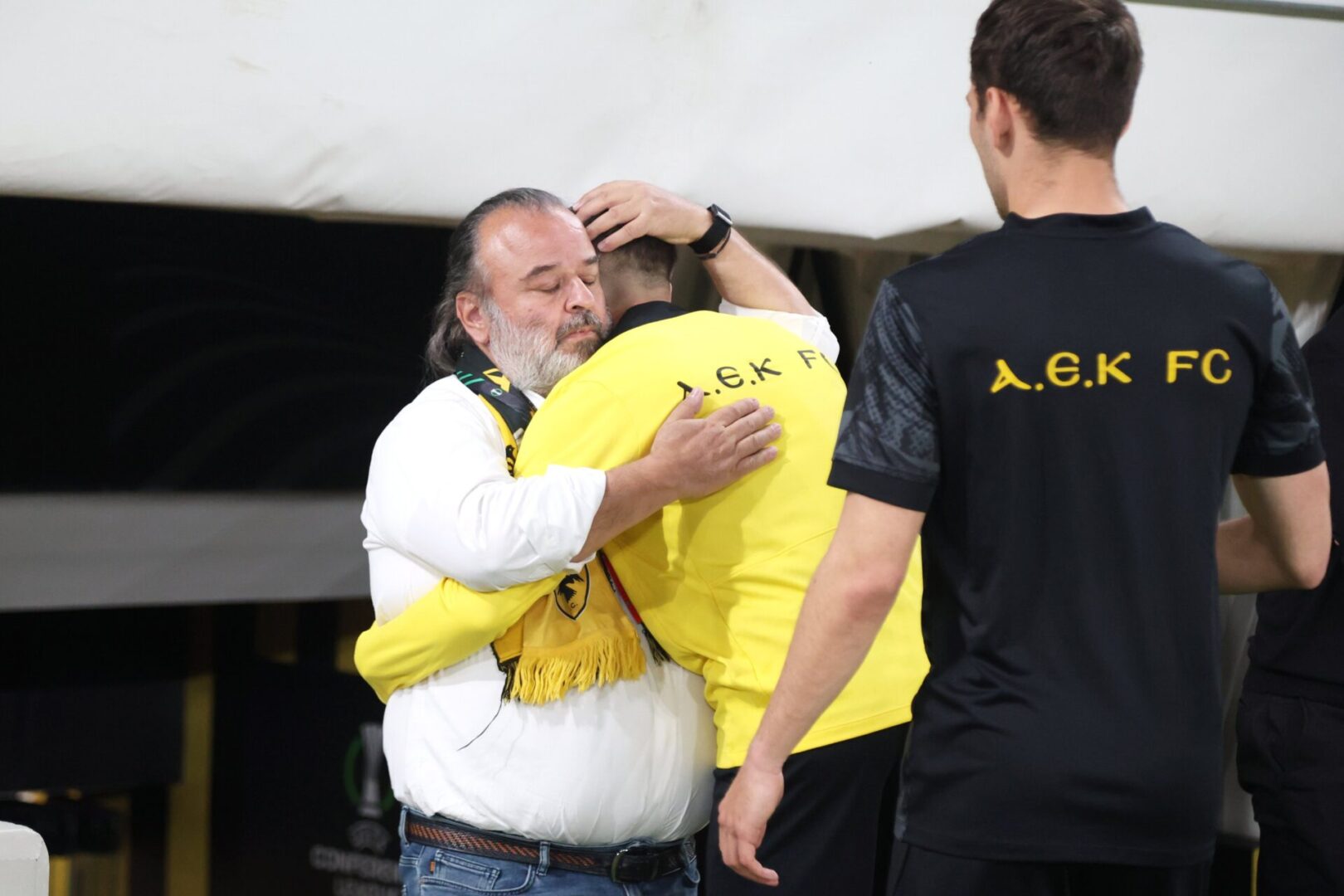 ΑΕΚ – Ράγιο Βαγιεκάνο: Ο Μάριος Ηλιόπουλος δίπλα στην ομάδα πριν τη μεγάλη ευρωπαϊκή μάχη (ΦΩΤΟ)