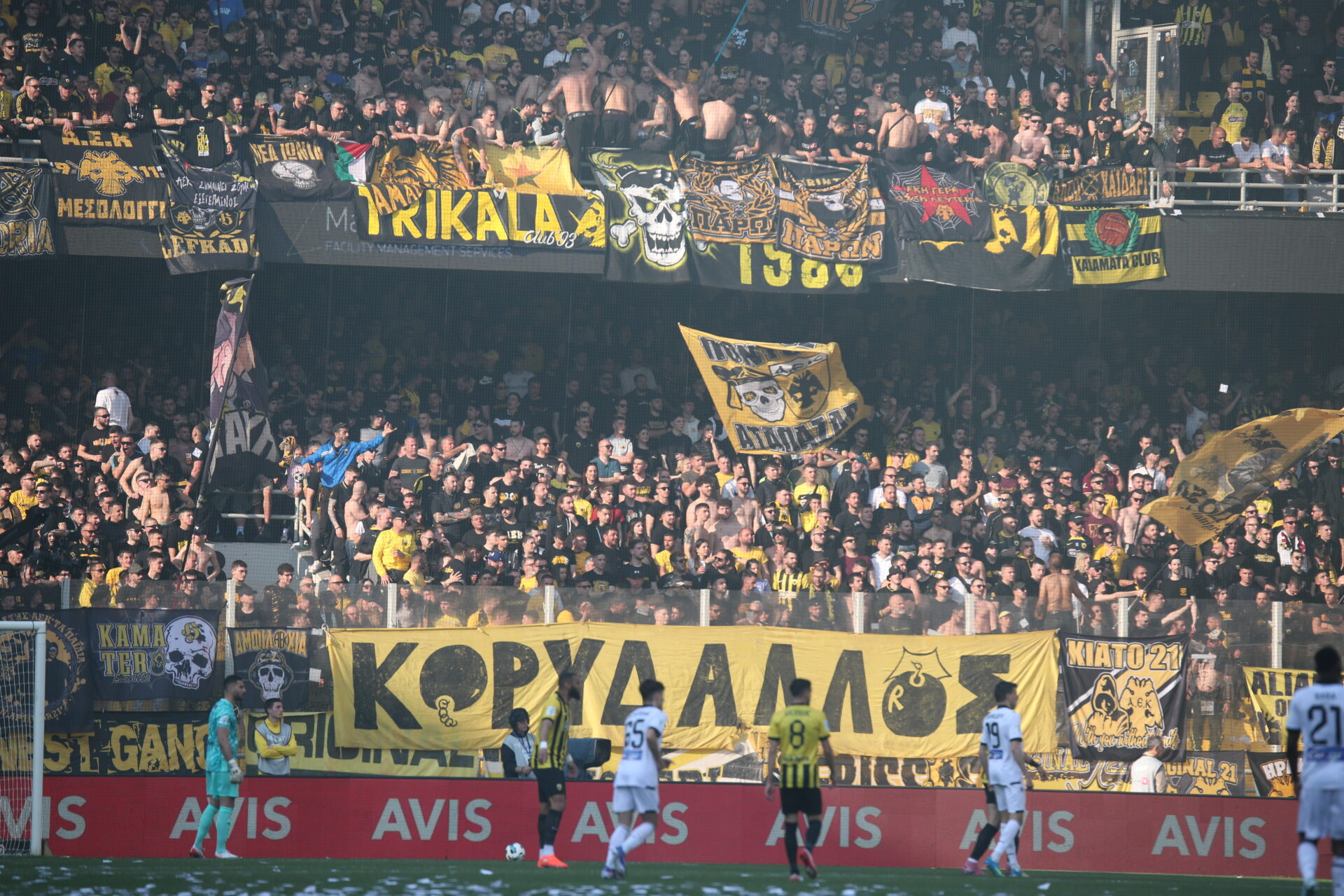 Η «κιτρινόμαυρη» τρέλα στην εξέδρα της Allwyn Arena στα τρία γκολ επί του ΠΑΟΚ! (VIDEO)