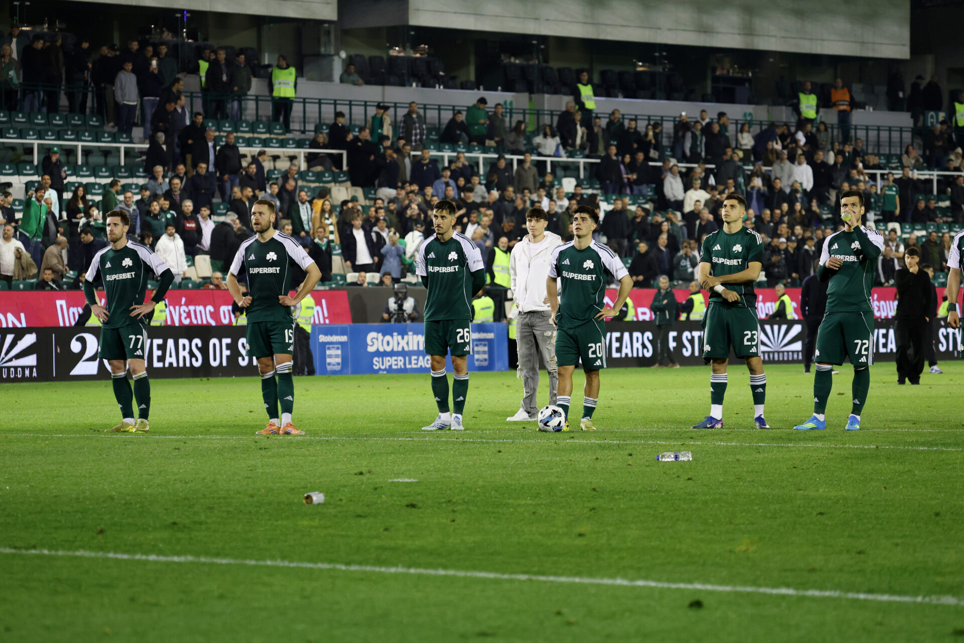 Ένταση και ρίψη αντικειμένων από τη Θύρα 13 στους παίκτες του Παναθηναϊκού μετά την ήττα από τον Ολυμπιακό! (VIDEO)