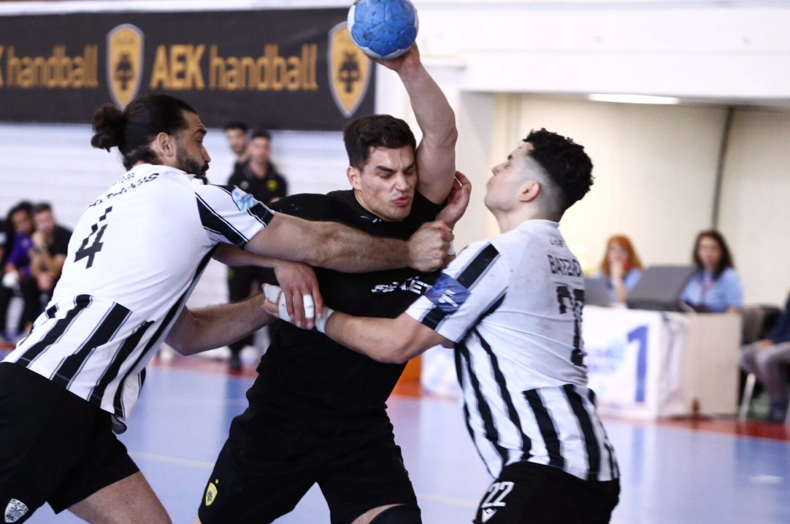Χάντμπολ Ανδρών: Φόρτσαρε στο φινάλε, «λύγισε» τον ΠΑΟΚ και έκανε το 1-0 στα ημιτελικά η ΑΕΚ!