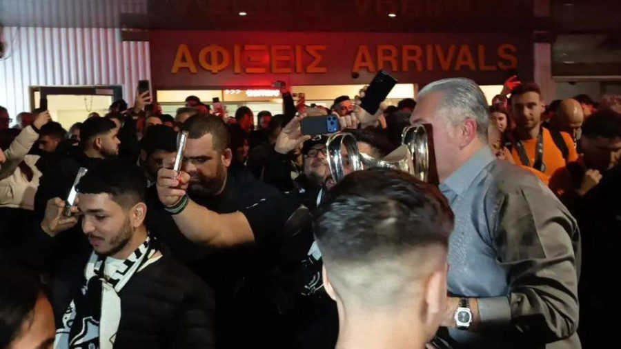 ΟΦΗ: Θερμή υποδοχή με το Κύπελλο στο Ηράκλειο – Χιλιάδες φίλοι στο αεροδρόμιο (VIDEO)