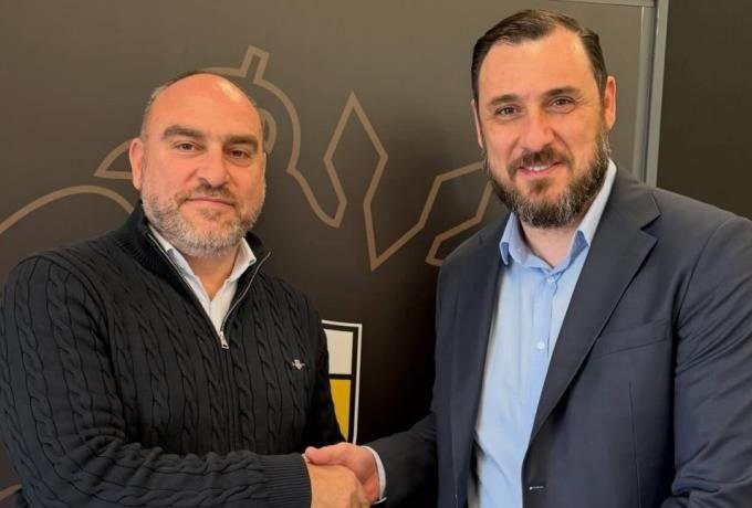 Αναμνηστική πλακέτα από Νέα Σαλαμίνα στην ΑΕΚ για τη φιλοξενία (ΦΩΤΟ)