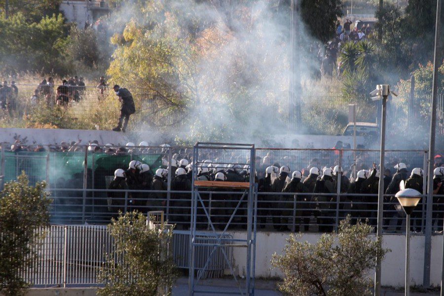 Ένταση ανάμεσα σε ΜΑΤ και οπαδούς του ΠΑΟΚ πριν τον τελικό Κυπέλλου με τον ΟΦΗ