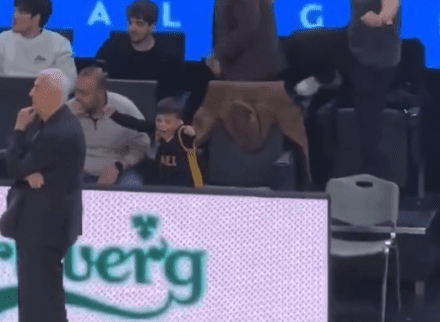 ΑΕΚ – Μπανταλόνα: Ο μικρός οπαδός που έγινε viral στη Sunel Arena (vid)