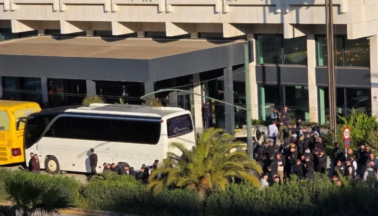 ΑΕΚ: Αποθέωση από τον κόσμο πριν το ντέρμπι με τον Ολυμπιακό στον Πειραιά