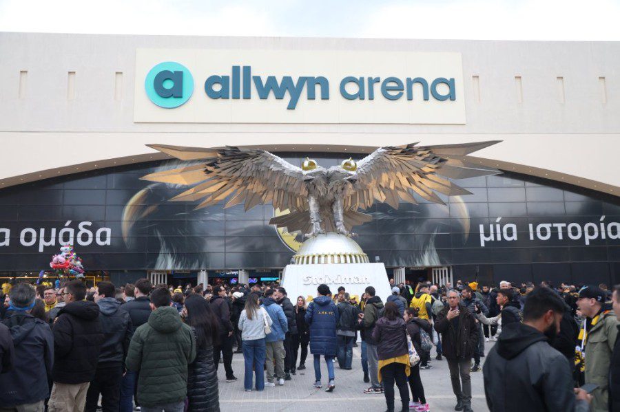 ΑΕΚ: Κλειστή προπόνηση στη Φιλαδέλφεια – Οι οπαδοί της ομάδας έξω από το γήπεδο