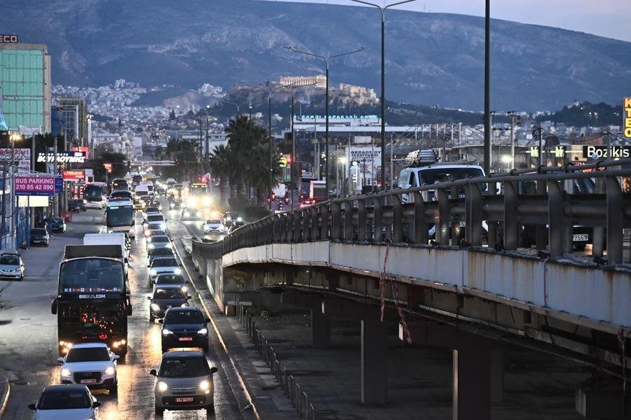 Φωτιά σε ΒΑΝ στον Κηφισό: Κυκλοφοριακό κομφούζιο στο ύψος της εξόδου για Ίλιον