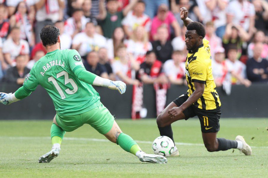 Conference League: Στις κορυφαίες αποκρούσεις η επέμβαση του Μπατάγια στο Ράγιο – ΑΕΚ (VIDEO)