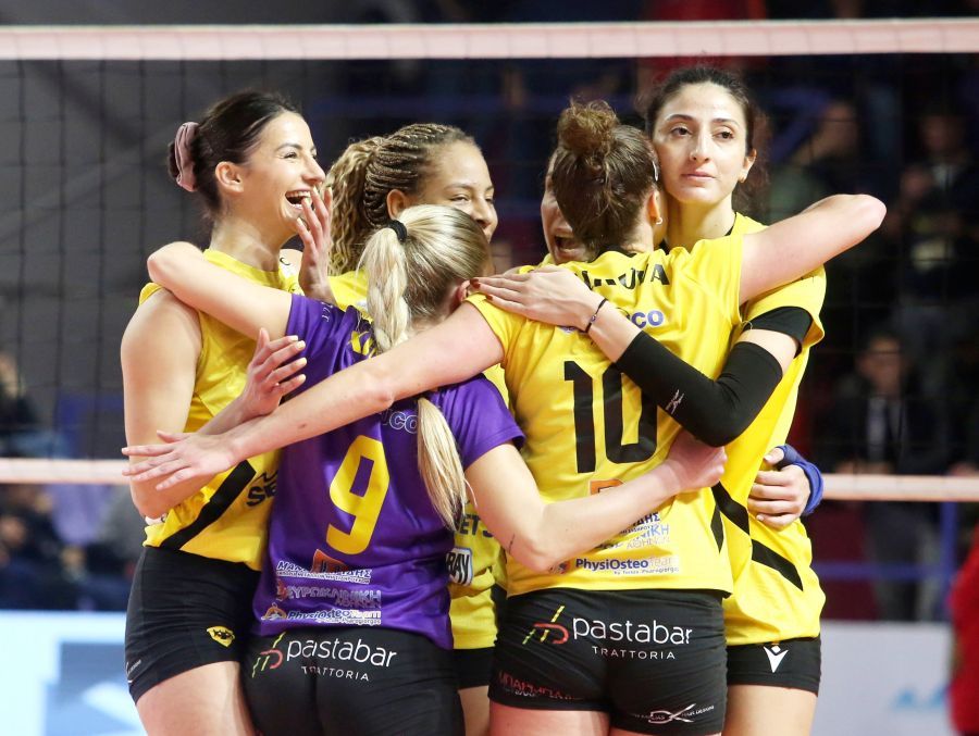 Βόλεϊ Γυναικών: Διπλό «χτύπημα» της ΑΕΚ με Γράβαρη και Μανιατογιάννη