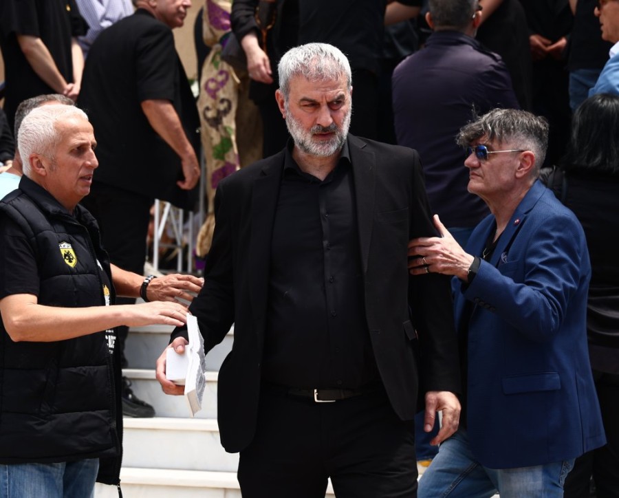 Ράγισαν καρδιές στην κηδεία της Γωγώς Μαστροκώστα: Ο σπαρακτικός επικήδειος του Τραϊανού Δέλλα