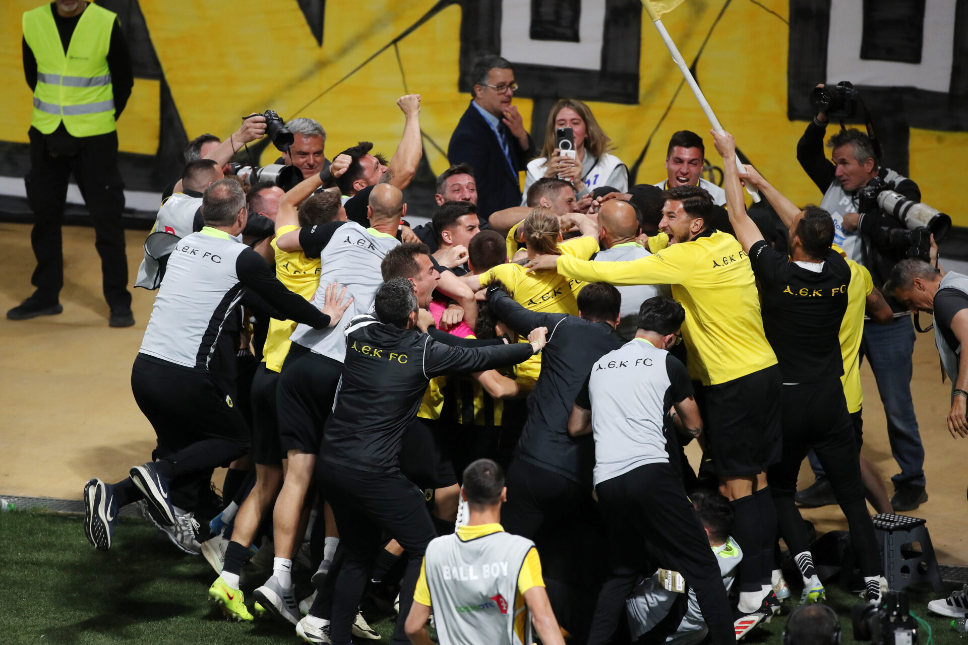 ΑΕΚ-Παναθηναϊκός: Ο Ζοάο Μάριο κάνει το 2-1 και «κλειδώνει» το πρωτάθλημα για τον Δικέφαλο! (vid)