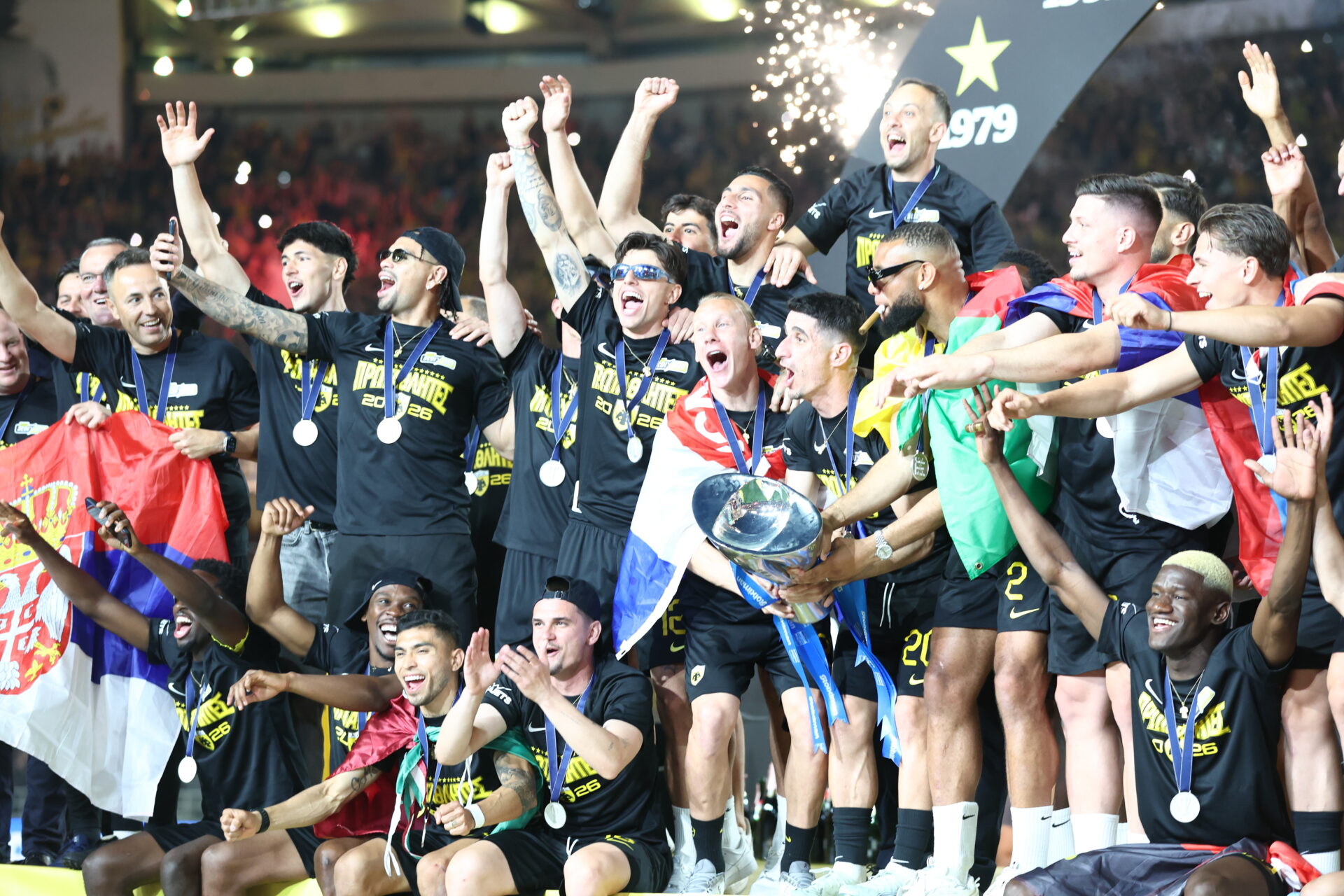 Η παρακάμερα της Super League: Το ταξίδι του τροπαίου στη Νέα Φιλαδέλφεια και η αποθέωση της ΑΕΚ! (VIDEO)