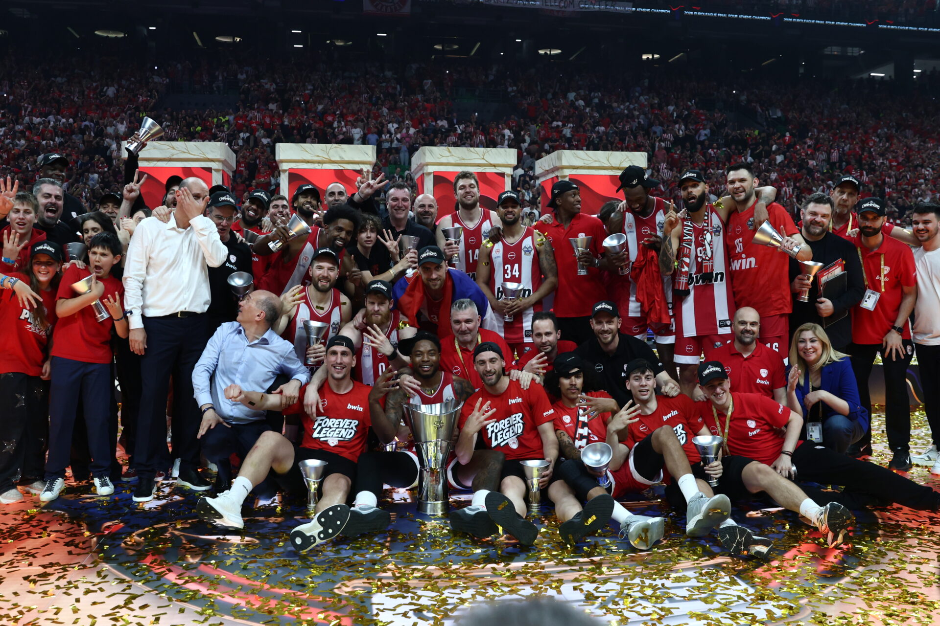 Euroleague Final Four: Ολυμπιακός και Παναθηναϊκός γράφουν κοινή ιστορία με το 4ο τρόπαιο στην ίδια πόλη μετά από 19 χρόνια