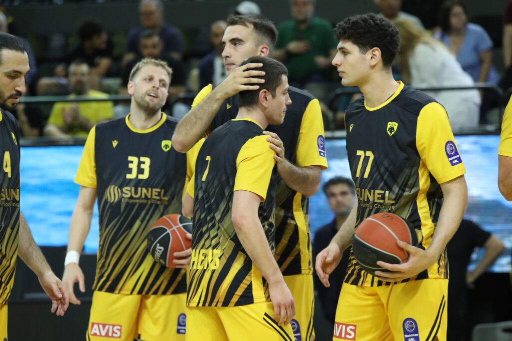 ΑΕΚ – Ολυμπιακός: Συγκλονιστικό standing ovation στη Sunel Arena για τον Δημήτρη Φλιώνη! (ΦΩΤΟ)