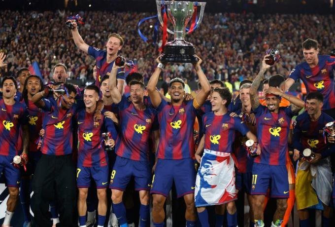 La Liga: Η στιγμή της απονομής στη Μπαρτσελόνα (VIDEO)