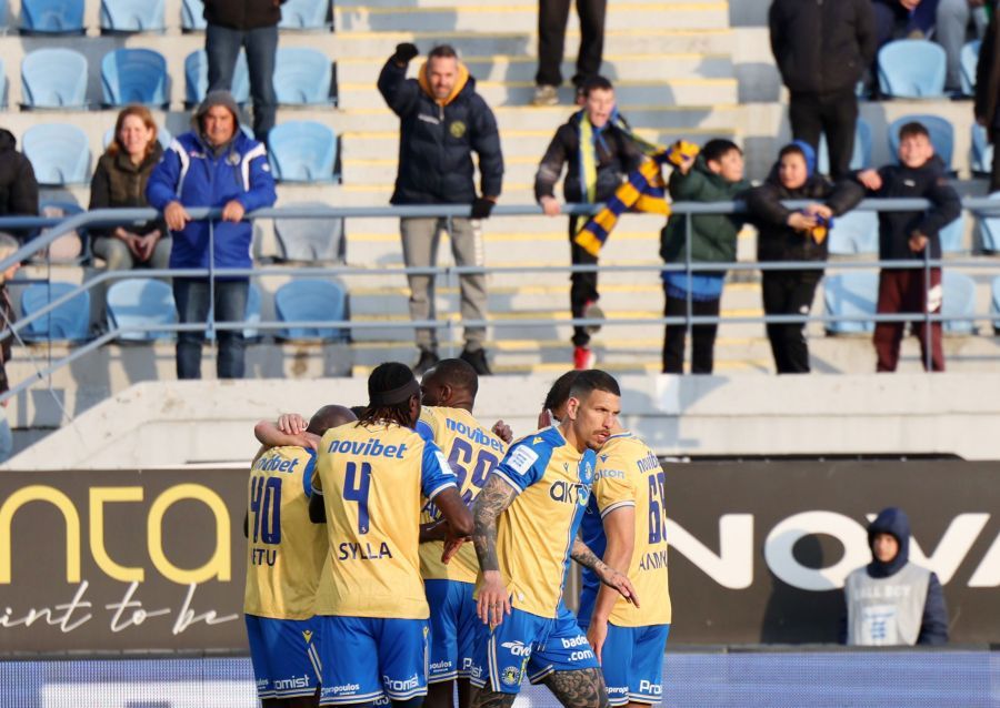 Asteras AKTOR: Στην προπόνηση με καπνογόνα οι φίλαθλοι της ομάδας – Εμψύχωσαν τους ποδοσφαιριστές
