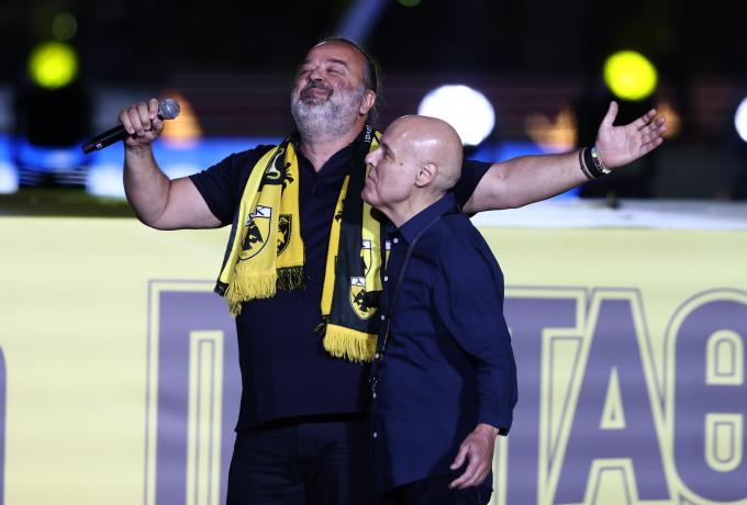 Συγκίνηση στη φιέστα της ΑΕΚ – Ο Μάριος Ηλιόπουλος τραγουδά το «Ο Νικητής» (vid)