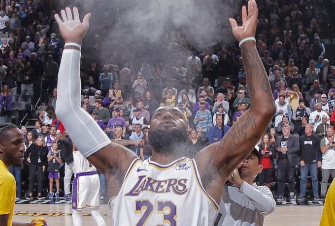 NBA: Ο Λεμπρόν Τζέιμς συνεχίζει την καριέρα του