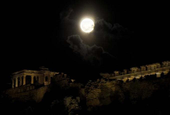Το «Μπλε Φεγγάρι» φωτίζει απόψε τον ουρανό – Τι είναι και γιατί δεν γίνεται μπλε