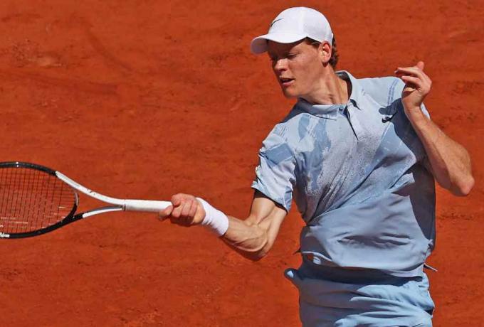 Roland Garros: Απίστευτο σοκ με Σίνερ – Κατέρρευσε από το 5-1 και αποκλείστηκε από τον Σερούντολο!