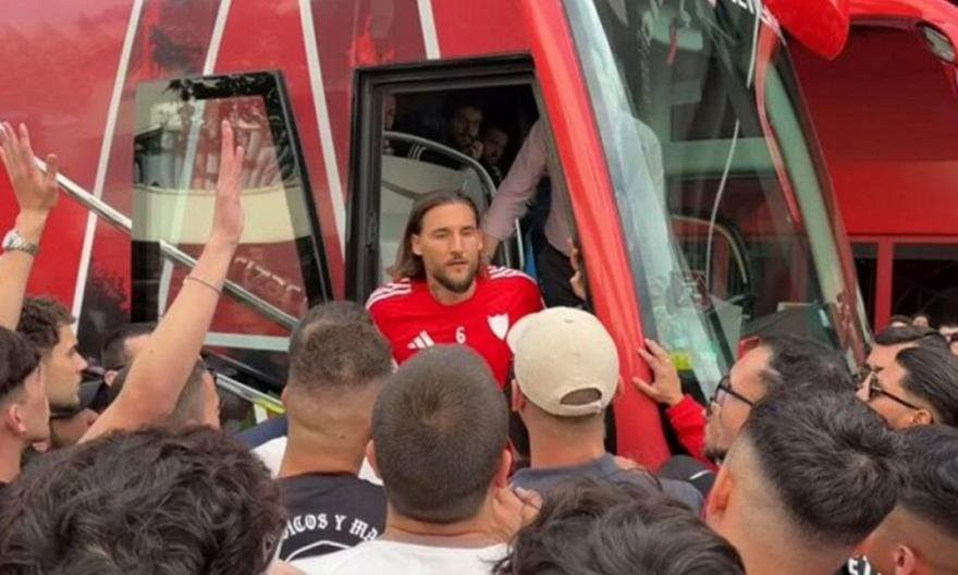 «Βράζει» η Σεβίλλη: Οπαδοί μπλόκαραν το πούλμαν, κατέβηκε να τους μιλήσει ο Γκούντελι!