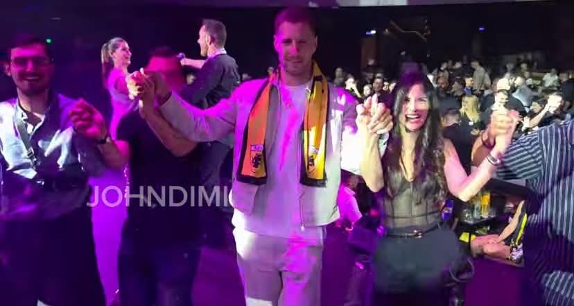 Απολαυστικός Βάργκα: Χόρεψε με τους φίλους της ΑΕΚ υπό τους ήχους από «Τα Ριάλια» (vid)