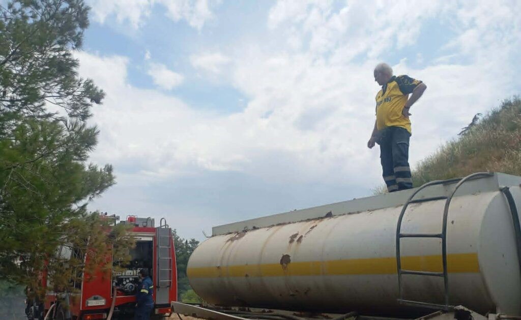 Συναγερμός στο Γαλάτσι: Η φωτιά στο Άλσος Βεΐκου και οι «κιτρινόμαυροι» εθελοντές που έσπευσαν να βοηθήσουν (ΦΩΤΟ)
