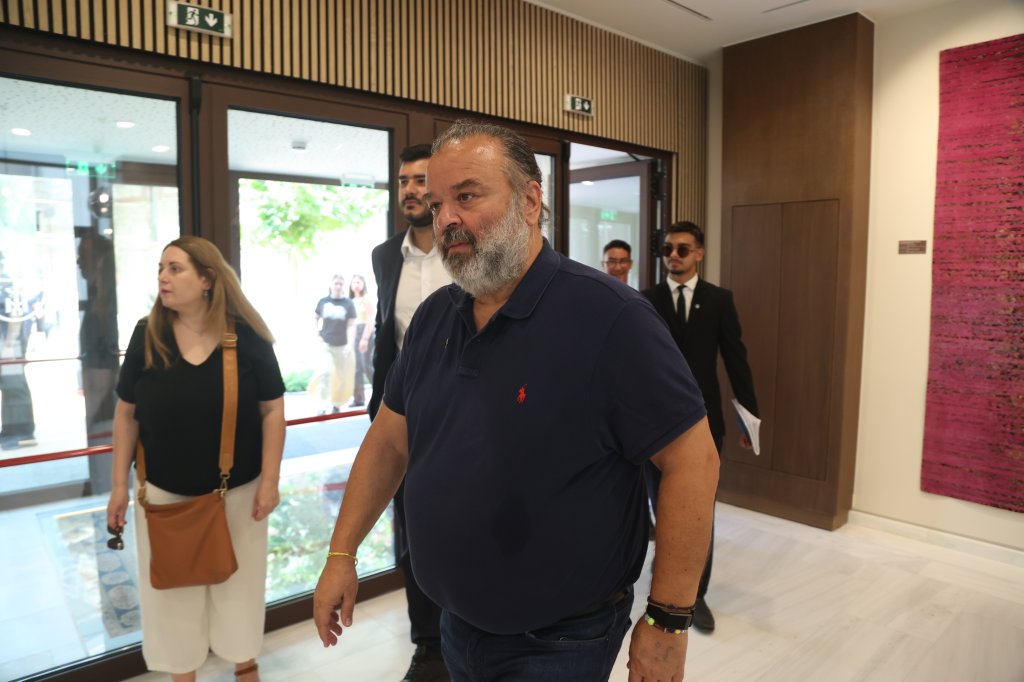 Συγκίνηση στο Ιωνικό Κέντρο: Η ΠΑΕ ΑΕΚ και ο Μάριος Ηλιόπουλος τίμησαν τη Μεγάλη του Γένους Σχολή