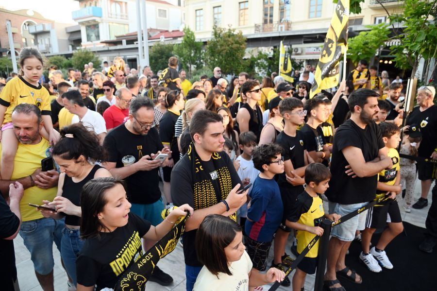 Θερμή υποδοχή και στο Αίγιο για το τρόπαιο της πρωταθλήτριας ΑΕΚ!