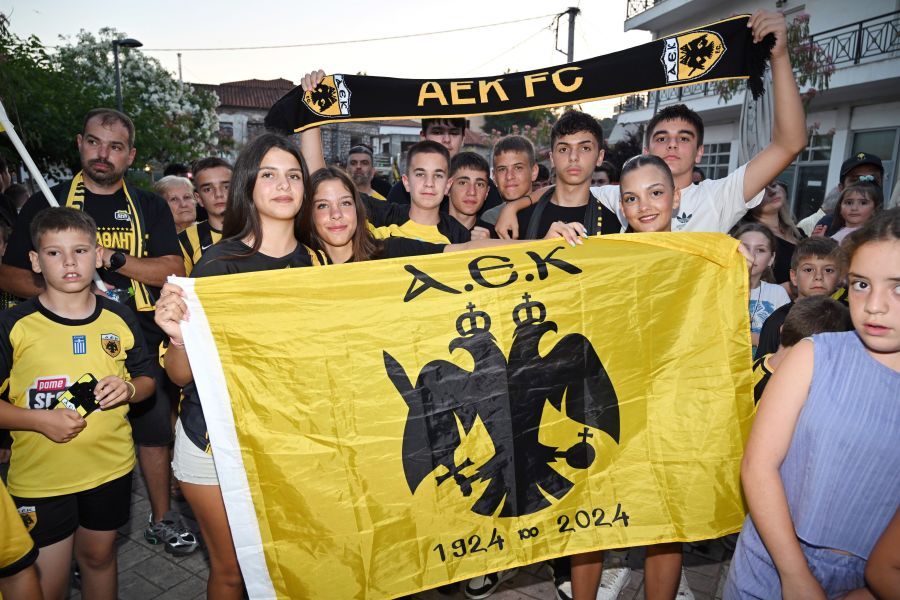 Εκπληκτική ατμόσφαιρα και στο Μαντούδι για το τρόπαιο του πρωταθλήματος της ΑΕΚ!