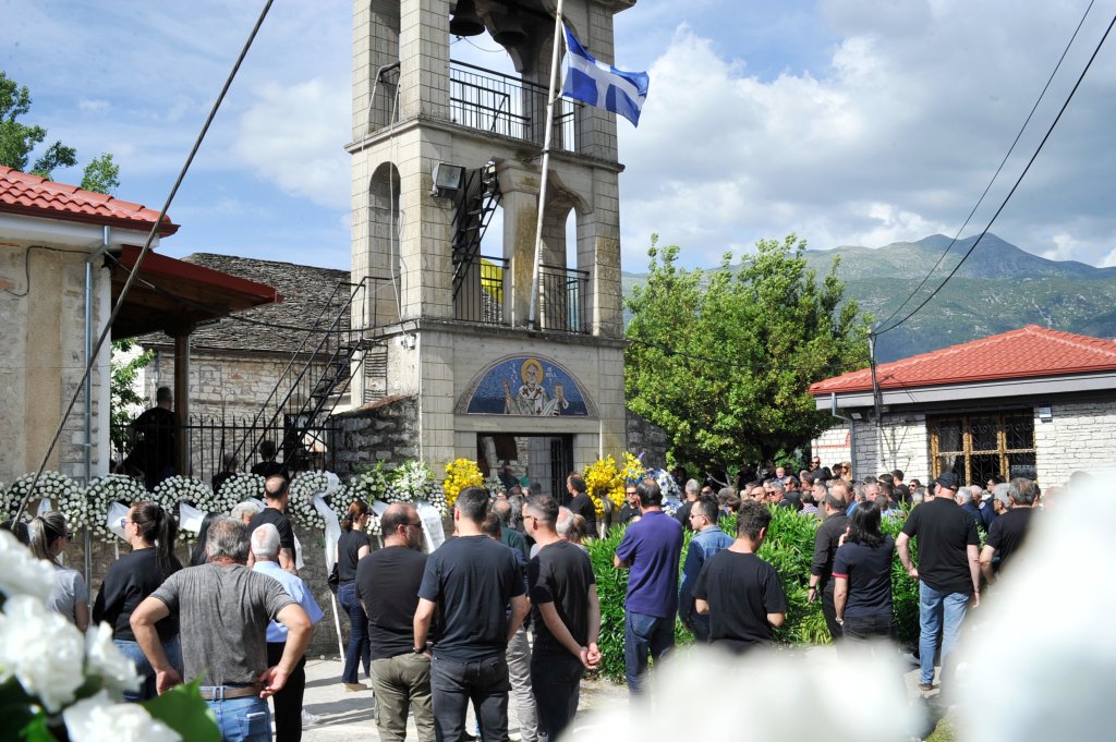 Σε κλίμα βαθιάς οδύνης το τελευταίο «αντίο» στον Μάριο Οικονόμου στα Ιωάννινα – Το στεφάνι που έστειλε ο Μάριος Ηλιόπουλος (ΦΩΤΟ)