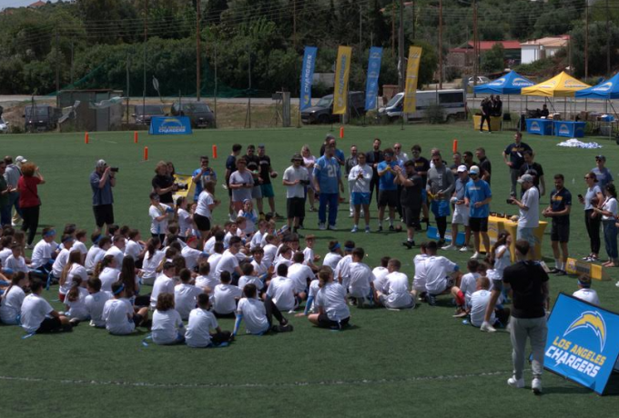 NFL Flag Football Camp στη Μεσσηνία: Εκατοντάδες παιδιά στο event των Los Angeles Chargers
