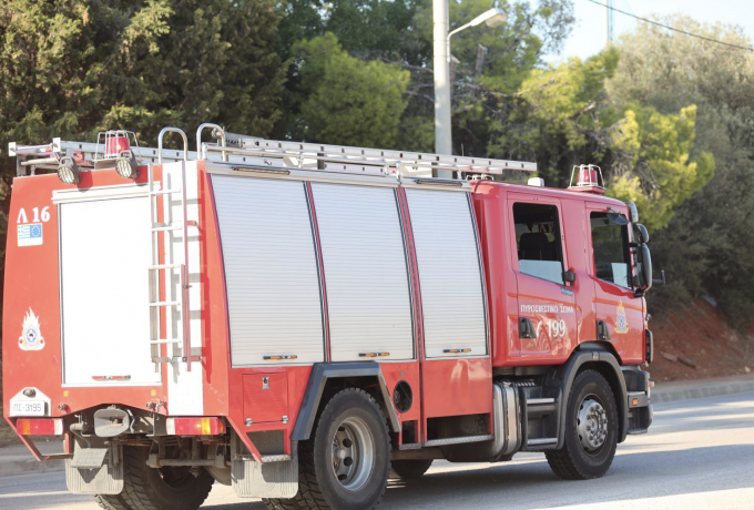 Μεγάλη φωτιά στη Σύρο: Ισχυρή κινητοποίηση της Πυροσβεστικής στην Αμπέλα